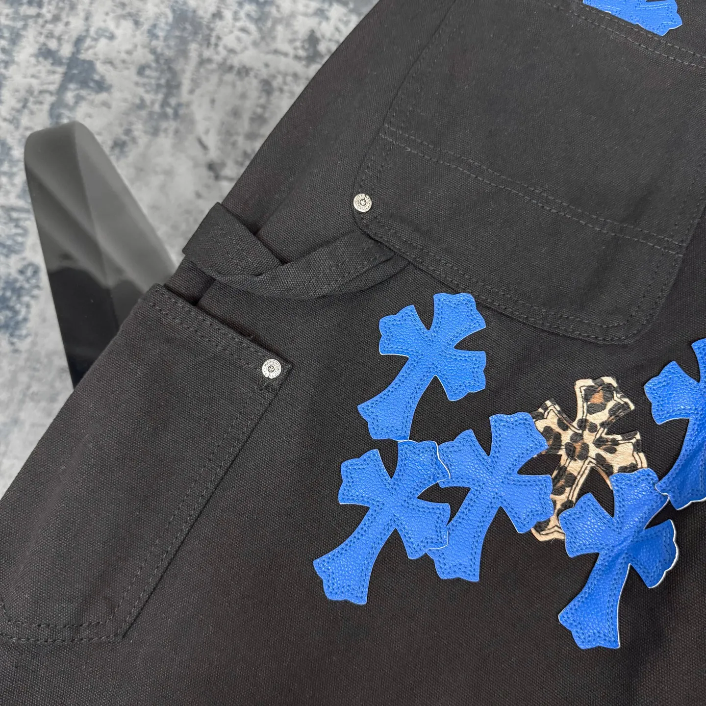 P280 𝐂𝐡𝐫𝐨𝐦𝐞 𝐇𝐞𝐚𝐫𝐭 Kroxin 25SS workwear logging Klein blue leather patchwork limited edition jeans. Kroxin’s pants are particularly outstanding in color design and stand out among similar products. It is made of beaded canvas fabric. After a complicated and delicate washing process, it feels very good when worn on the body and looks high-end and charming. The pants are three-dimensionally cut, with a crisp and stylish shape, smooth lines, and a high level of design. The hardware accessories on the pants are specially customized according to ZP standards. The beaded canvas fabric is originally thick, but after washing it becomes soft and breathable. The small leather label on the pants is specially designed, revealing unique creativity in a simple style. The production process is very exquisite, every stitching is neat and regular, and the details are handled particularly well, showing high quality. Moreover, these pants have a genderless design and can be easily worn by both boys and girls. They are perfectly in line with the current diverse and inclusive fashion trend and look good no matter how you wear them.  Size: S M L XL XXL (28.30.32.34.36) Color: Black